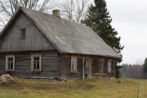 antiguas casas tradicionales en letonia foto