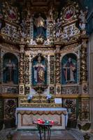 interior de la iglesia católica foto