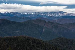 paisajes del parque nacional de la garrotxa de los pirineos foto