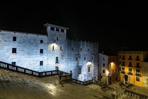 ciudad vieja de girona de noche foto