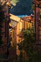 vistas desde un pequeño pueblo en el sur de francia foto