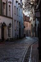 vistas del centro de la ciudad de riga en una mañana soleada foto