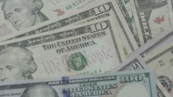 investissement sur la devise usd. Le dollar est la monnaie des États-Unis qui est utilisée pour changer, acheter, vendre, accumuler et investir dans l'État du Royaume-Uni. video