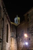 ciudad vieja de girona de noche foto