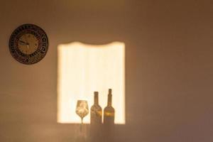 sombras en la ventana a la luz del sol naciente foto