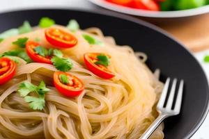 deliciosos fideos. comida rápida con apetitosas pastas y palillos. foto