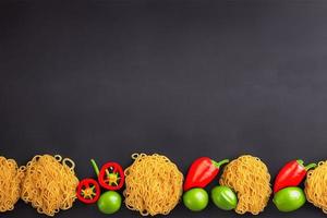 deliciosos fideos. comida rápida con apetitosas pastas y palillos. foto