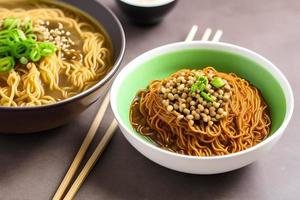 deliciosos fideos. comida rápida con apetitosas pastas y palillos. foto