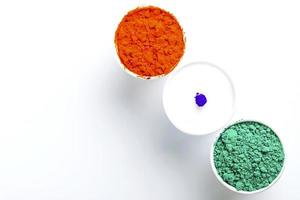 concepto para el día de la independencia india y el día de la república, tres colores en taza sobre fondo blanco foto