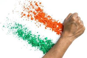 concepto para el día de la independencia india y el día de la república, mano con tricolor sobre fondo blanco foto