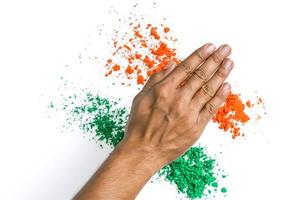 concepto para el día de la independencia india y el día de la república, mano con tricolor sobre fondo blanco foto