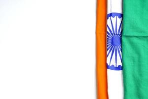 concepto para el día de la independencia india y el día de la república, bandera india tricolor sobre fondo blanco foto