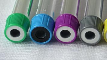 tubos de ensayo de plástico con tapas para la recogida de muestras. medicina moderna medica video