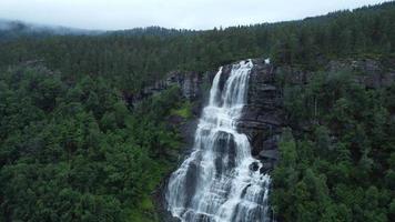 Wasserfall in den Bergen. Natur im Freien in Norwegen video