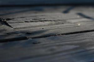 balcón de madera con luz solar en la parte de atrás por la mañana, fuera del campo profundo, textura de madera, balcón de madera marrón. foto