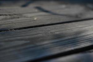 balcón de madera con luz solar en la parte de atrás por la mañana, fuera del campo profundo, textura de madera, balcón de madera marrón. foto