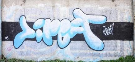 la textura de la pared con graffiti, que se representa en ella. la imagen del grafiti entero y completo del dibujo como recurso para el diseño de proyectos 3d foto