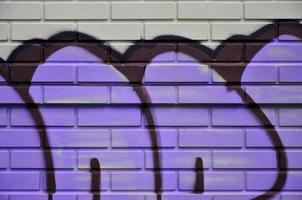 arte callejero. graffiti colorido en la pared. fragmento de fondo. detalle abstracto de un graffiti foto