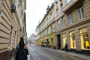 lviv, ucrania - 11 de septiembre de 2022 vista de la calle de la histórica ciudad vieja en lviv, ucrania foto