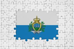 bandera de san marino en marco de piezas de rompecabezas blancas con parte central faltante foto