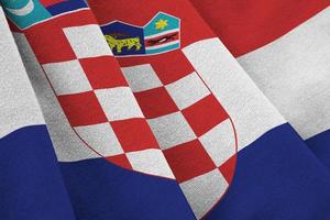 bandera de croacia con grandes pliegues ondeando de cerca bajo la luz del estudio en el interior. los símbolos y colores oficiales en banner foto