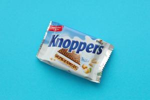 kyiv, ucrania - 4 de mayo de 2022 packshot de knoppers crispy waffle sandwiches producto foto