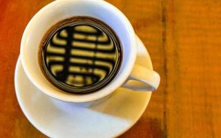 taza blanca azul con mesa de madera negra mexico. foto