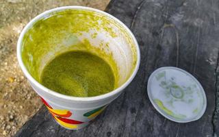 licuado de jugo verde saludable en una taza para llevar en méxico. foto