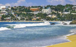 sol playa gente olas y botes en puerto escondido mexico. foto