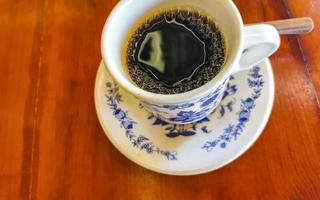 taza blanca azul con mesa de madera negra mexico. foto