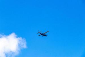 avión de hélice en el pequeño aeropuerto de la isla de holbox, méxico. foto