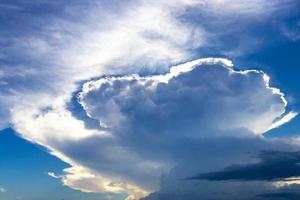 Formación de nubes explosivas cúmulos en el cielo de México. foto