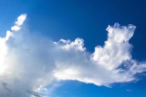 Formación de nubes explosivas cúmulos en el cielo de México. foto