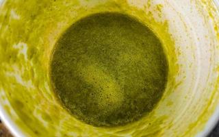 licuado de jugo verde saludable en una taza para llevar en méxico. foto
