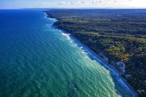 una hermosa vista aérea de la costa cerca de varna, bulgaria foto