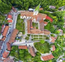 increíble panorama aéreo al monasterio en blaubeuren, alemania foto