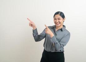 mujer asiática con la mano apuntando a la pared foto