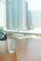 vaso de agua con hielo foto