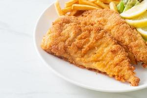 Escalope empanizado casero con papas fritas foto