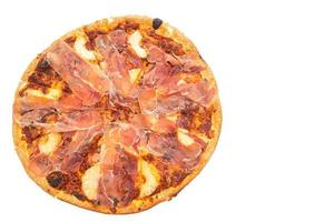 Pizza con jamón o jamón de Parma pizza sobre fondo blanco. foto