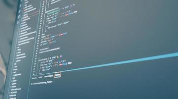 colorido código de programación en un monitor. programación backend, fondo del concepto de desarrollo de software foto