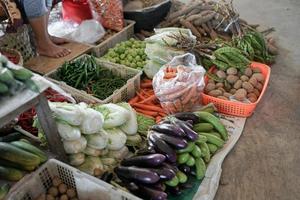 varios tipos de verduras en los mercados tradicionales están listos para ser vendidos a los compradores foto