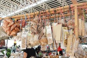 mercado tradicional que vende ingredientes de especias envasados foto