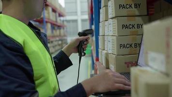 el trabajador del almacén escanea los productos en caja en el inventario y verifica el producto en stock. transporte de negocios de logística de envío y entrega a los clientes a través de una empresa de transporte de carga. video