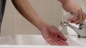 conceito para prevenir germes e vírus. homem lavando as mãos após manusear um objeto para prevenir a infecção pelo vírus. lavar as mãos com frequência elimina o vírus. video