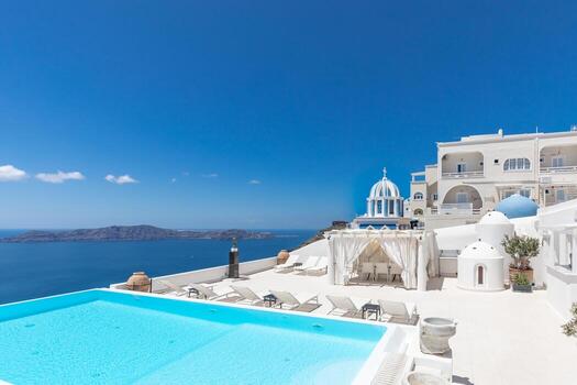 piscina infinita con vistas a la caldera sobre el mar Egeo, santorini, grecia en un caluroso día soleado de verano. paisaje lujoso, resort u hotel de arquitectura blanca. paisaje de lujo, estado de ánimo maravilloso, ambiente foto
