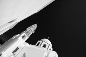 hermosa vista de la iglesia de santorini. proceso fotográfico arquitectónico artístico en blanco y negro. arquitecto artístico, estructura antigua, arte negro foto