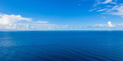 mar azul cielo azul horizonte. perfecto concepto de naturaleza y ecología. día del océano, día del mar y la tierra. ambiente marino, fondo natural perfecto foto