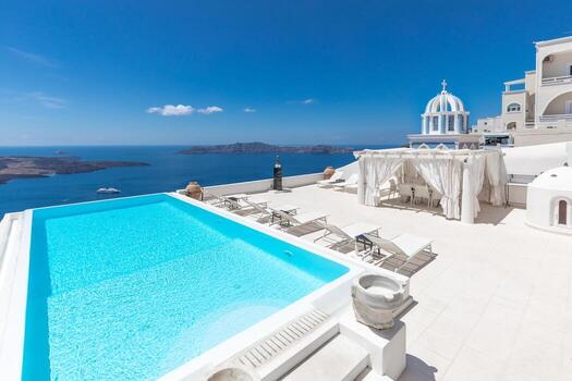 piscina infinita con vistas a la caldera sobre el mar Egeo, santorini, grecia en un caluroso día soleado de verano. paisaje lujoso, resort u hotel de arquitectura blanca. paisaje de lujo, estado de ánimo maravilloso, ambiente foto