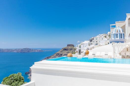 piscina infinita con vistas a la caldera sobre el mar Egeo, santorini, grecia en un caluroso día soleado de verano. paisaje lujoso, resort u hotel de arquitectura blanca. paisaje de lujo, estado de ánimo maravilloso, ambiente foto
